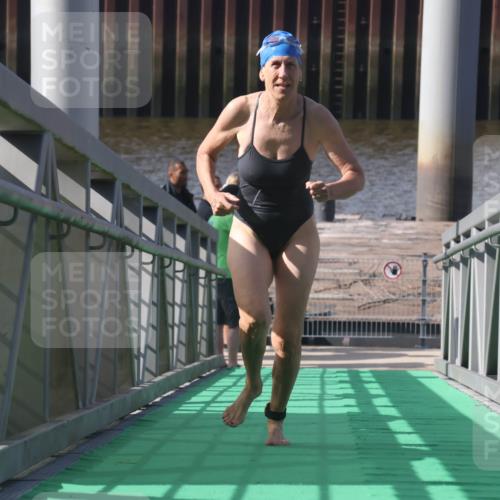 11.08.2024 - GEWOBA Citytriathlon Bremen Lena Gebhardt http://msf.ph/oto/6775269 11.08.2024 10:13:33 Schwimmen 33 meine-sportfotos.de