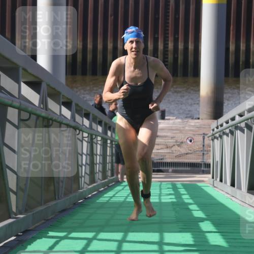 11.08.2024 - GEWOBA Citytriathlon Bremen Lena Gebhardt http://msf.ph/oto/6775270 11.08.2024 10:13:33 Schwimmen 33 meine-sportfotos.de