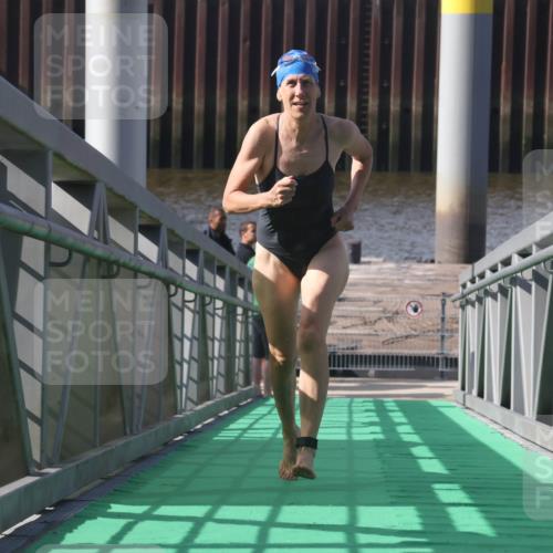 11.08.2024 - GEWOBA Citytriathlon Bremen Lena Gebhardt http://msf.ph/oto/6775271 11.08.2024 10:13:33 Schwimmen 33 meine-sportfotos.de