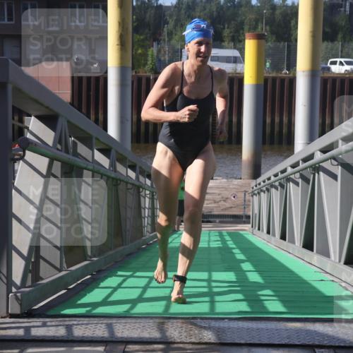 11.08.2024 - GEWOBA Citytriathlon Bremen Lena Gebhardt http://msf.ph/oto/6775277 11.08.2024 10:13:34 Schwimmen 33 meine-sportfotos.de
