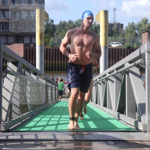 11.08.2024 - GEWOBA Citytriathlon Bremen Lena Gebhardt http://msf.ph/oto/6775291 11.08.2024 10:14:04 Schwimmen 34, 39, 90, 115 meine-sportfotos.de