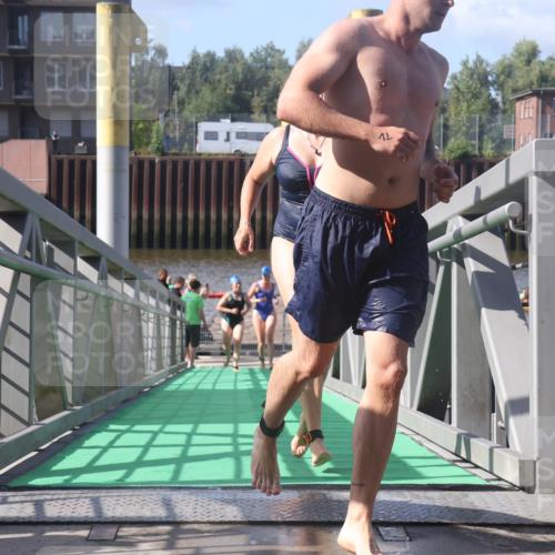 11.08.2024 - GEWOBA Citytriathlon Bremen Lena Gebhardt http://msf.ph/oto/6775293 11.08.2024 10:14:04 Schwimmen 34, 39, 90, 115 meine-sportfotos.de