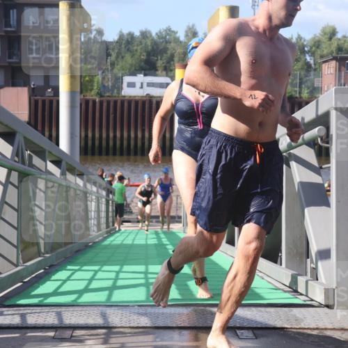 11.08.2024 - GEWOBA Citytriathlon Bremen Lena Gebhardt http://msf.ph/oto/6775294 11.08.2024 10:14:04 Schwimmen 34, 39, 90, 115 meine-sportfotos.de