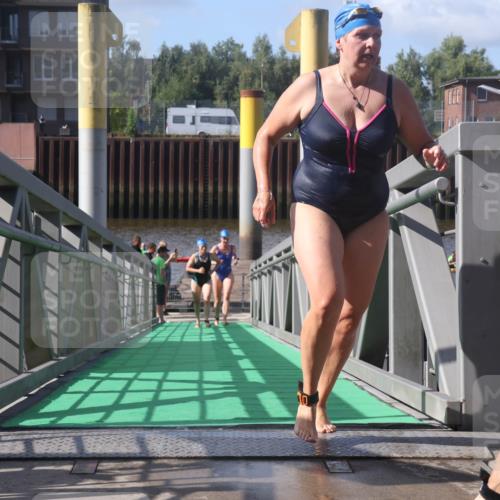 11.08.2024 - GEWOBA Citytriathlon Bremen Lena Gebhardt http://msf.ph/oto/6775297 11.08.2024 10:14:05 Schwimmen 34, 39, 90, 115 meine-sportfotos.de
