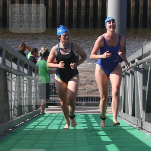 11.08.2024 - GEWOBA Citytriathlon Bremen Lena Gebhardt http://msf.ph/oto/6775301 11.08.2024 10:14:08 Schwimmen 34, 39, 90, 115 meine-sportfotos.de