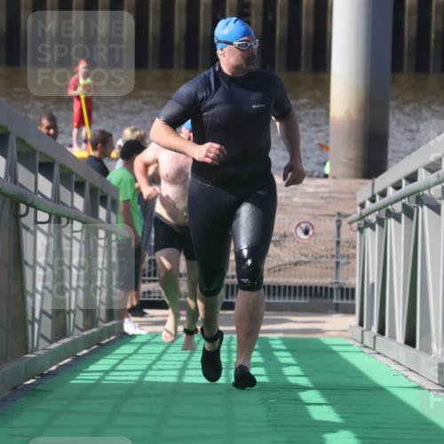 11.08.2024 - GEWOBA Citytriathlon Bremen Lena Gebhardt http://msf.ph/oto/6775316 11.08.2024 10:14:21 Schwimmen 34, 39, 76, 100 meine-sportfotos.de