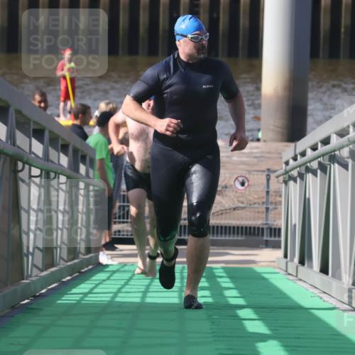 11.08.2024 - GEWOBA Citytriathlon Bremen Lena Gebhardt http://msf.ph/oto/6775317 11.08.2024 10:14:21 Schwimmen 34, 39, 76, 100 meine-sportfotos.de