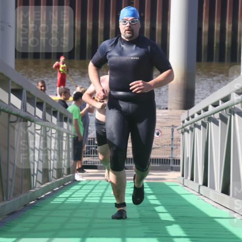 11.08.2024 - GEWOBA Citytriathlon Bremen Lena Gebhardt http://msf.ph/oto/6775319 11.08.2024 10:14:22 Schwimmen 34, 39, 76, 100 meine-sportfotos.de