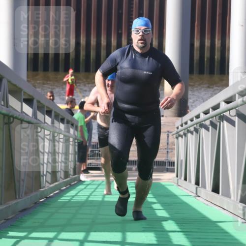 11.08.2024 - GEWOBA Citytriathlon Bremen Lena Gebhardt http://msf.ph/oto/6775320 11.08.2024 10:14:22 Schwimmen 34, 39, 76, 100 meine-sportfotos.de