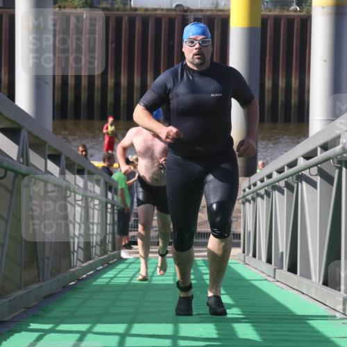 11.08.2024 - GEWOBA Citytriathlon Bremen Lena Gebhardt http://msf.ph/oto/6775322 11.08.2024 10:14:23 Schwimmen 34, 39, 76, 100 meine-sportfotos.de