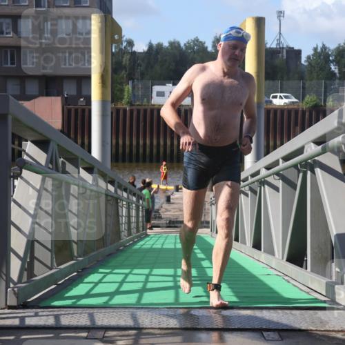 11.08.2024 - GEWOBA Citytriathlon Bremen Lena Gebhardt http://msf.ph/oto/6775357 11.08.2024 10:14:38 Schwimmen 53 meine-sportfotos.de