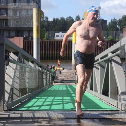 11.08.2024 - GEWOBA Citytriathlon Bremen Lena Gebhardt http://msf.ph/oto/6775358 11.08.2024 10:14:38 Schwimmen 53 meine-sportfotos.de