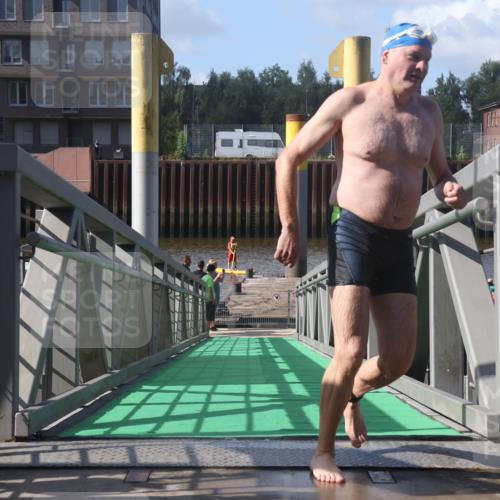 11.08.2024 - GEWOBA Citytriathlon Bremen Lena Gebhardt http://msf.ph/oto/6775360 11.08.2024 10:14:38 Schwimmen 53 meine-sportfotos.de