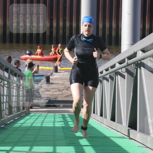 11.08.2024 - GEWOBA Citytriathlon Bremen Lena Gebhardt http://msf.ph/oto/6775362 11.08.2024 10:14:54 Schwimmen 89 meine-sportfotos.de