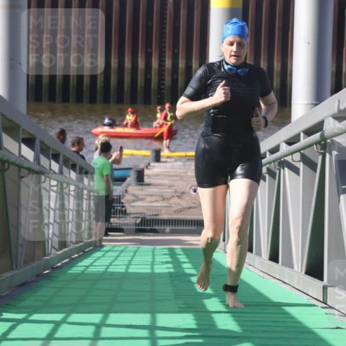 11.08.2024 - GEWOBA Citytriathlon Bremen Lena Gebhardt http://msf.ph/oto/6775364 11.08.2024 10:14:54 Schwimmen 89 meine-sportfotos.de
