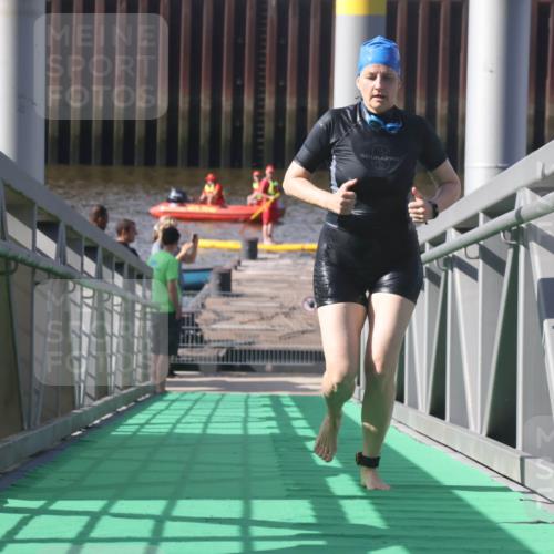 11.08.2024 - GEWOBA Citytriathlon Bremen Lena Gebhardt http://msf.ph/oto/6775365 11.08.2024 10:14:55 Schwimmen 89 meine-sportfotos.de