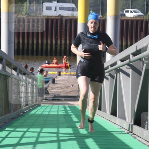11.08.2024 - GEWOBA Citytriathlon Bremen Lena Gebhardt http://msf.ph/oto/6775368 11.08.2024 10:14:55 Schwimmen 89 meine-sportfotos.de
