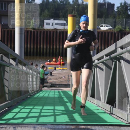 11.08.2024 - GEWOBA Citytriathlon Bremen Lena Gebhardt http://msf.ph/oto/6775371 11.08.2024 10:14:56 Schwimmen 89 meine-sportfotos.de