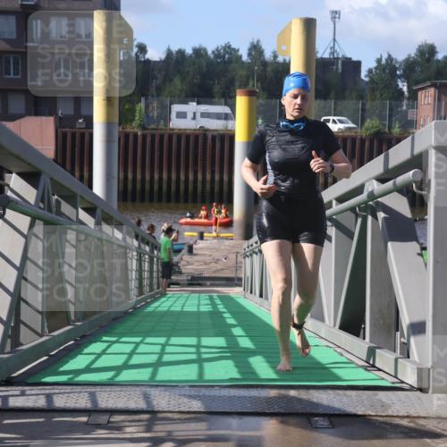11.08.2024 - GEWOBA Citytriathlon Bremen Lena Gebhardt http://msf.ph/oto/6775372 11.08.2024 10:14:56 Schwimmen 89 meine-sportfotos.de