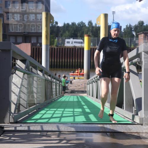 11.08.2024 - GEWOBA Citytriathlon Bremen Lena Gebhardt http://msf.ph/oto/6775376 11.08.2024 10:14:57 Schwimmen 89 meine-sportfotos.de