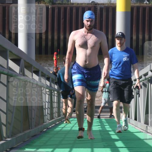 11.08.2024 - GEWOBA Citytriathlon Bremen Lena Gebhardt http://msf.ph/oto/6775377 11.08.2024 10:15:18 Schwimmen 14 meine-sportfotos.de