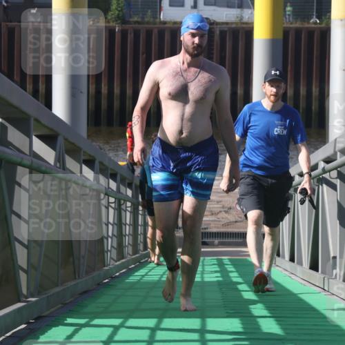 11.08.2024 - GEWOBA Citytriathlon Bremen Lena Gebhardt http://msf.ph/oto/6775379 11.08.2024 10:15:19 Schwimmen 14 meine-sportfotos.de