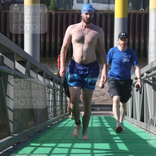 11.08.2024 - GEWOBA Citytriathlon Bremen Lena Gebhardt http://msf.ph/oto/6775380 11.08.2024 10:15:19 Schwimmen 14 meine-sportfotos.de