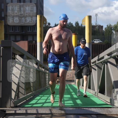 11.08.2024 - GEWOBA Citytriathlon Bremen Lena Gebhardt http://msf.ph/oto/6775381 11.08.2024 10:15:22 Schwimmen 14 meine-sportfotos.de