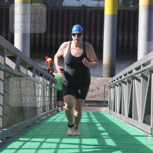 11.08.2024 - GEWOBA Citytriathlon Bremen Lena Gebhardt http://msf.ph/oto/6775384 11.08.2024 10:15:41 Schwimmen 19 meine-sportfotos.de