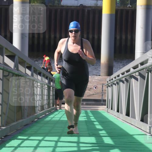 11.08.2024 - GEWOBA Citytriathlon Bremen Lena Gebhardt http://msf.ph/oto/6775385 11.08.2024 10:15:41 Schwimmen 19 meine-sportfotos.de