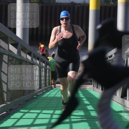 11.08.2024 - GEWOBA Citytriathlon Bremen Lena Gebhardt http://msf.ph/oto/6775386 11.08.2024 10:15:41 Schwimmen 19 meine-sportfotos.de