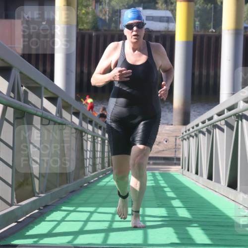 11.08.2024 - GEWOBA Citytriathlon Bremen Lena Gebhardt http://msf.ph/oto/6775389 11.08.2024 10:15:42 Schwimmen 19 meine-sportfotos.de