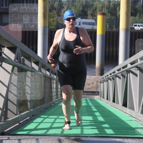 11.08.2024 - GEWOBA Citytriathlon Bremen Lena Gebhardt http://msf.ph/oto/6775390 11.08.2024 10:15:43 Schwimmen 19 meine-sportfotos.de
