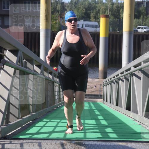 11.08.2024 - GEWOBA Citytriathlon Bremen Lena Gebhardt http://msf.ph/oto/6775391 11.08.2024 10:15:43 Schwimmen 19 meine-sportfotos.de