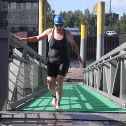 11.08.2024 - GEWOBA Citytriathlon Bremen Lena Gebhardt http://msf.ph/oto/6775392 11.08.2024 10:15:43 Schwimmen 19 meine-sportfotos.de