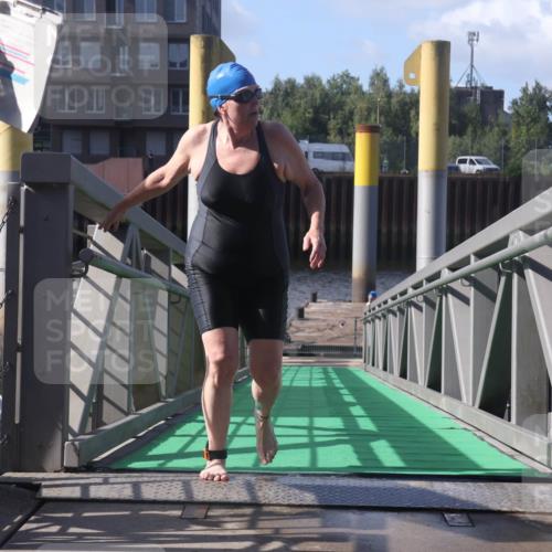 11.08.2024 - GEWOBA Citytriathlon Bremen Lena Gebhardt http://msf.ph/oto/6775394 11.08.2024 10:15:44 Schwimmen 19 meine-sportfotos.de