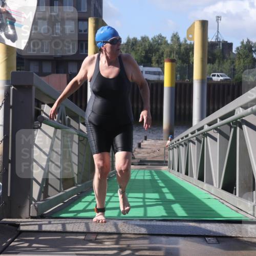 11.08.2024 - GEWOBA Citytriathlon Bremen Lena Gebhardt http://msf.ph/oto/6775395 11.08.2024 10:15:44 Schwimmen 19 meine-sportfotos.de