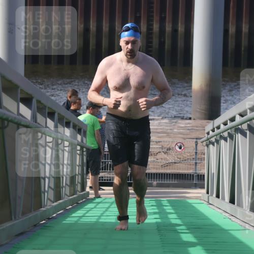 11.08.2024 - GEWOBA Citytriathlon Bremen Lena Gebhardt http://msf.ph/oto/6775398 11.08.2024 10:15:52 Schwimmen  meine-sportfotos.de