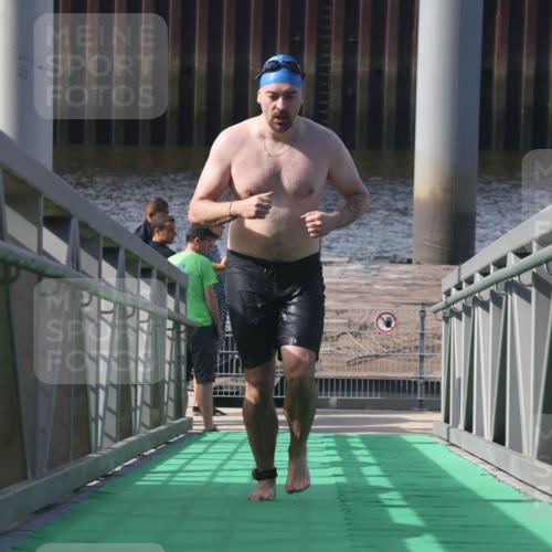 11.08.2024 - GEWOBA Citytriathlon Bremen Lena Gebhardt http://msf.ph/oto/6775399 11.08.2024 10:15:52 Schwimmen  meine-sportfotos.de