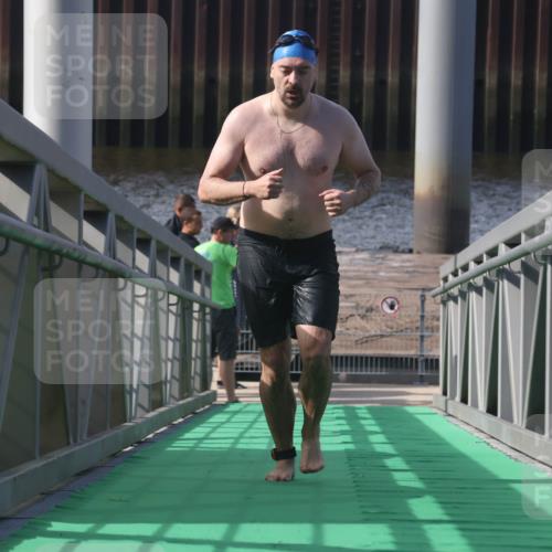 11.08.2024 - GEWOBA Citytriathlon Bremen Lena Gebhardt http://msf.ph/oto/6775400 11.08.2024 10:15:53 Schwimmen  meine-sportfotos.de