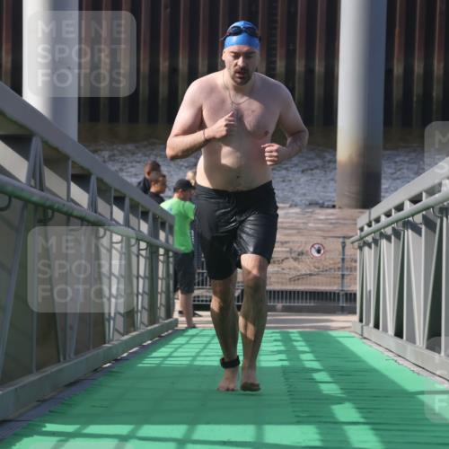 11.08.2024 - GEWOBA Citytriathlon Bremen Lena Gebhardt http://msf.ph/oto/6775401 11.08.2024 10:15:53 Schwimmen  meine-sportfotos.de