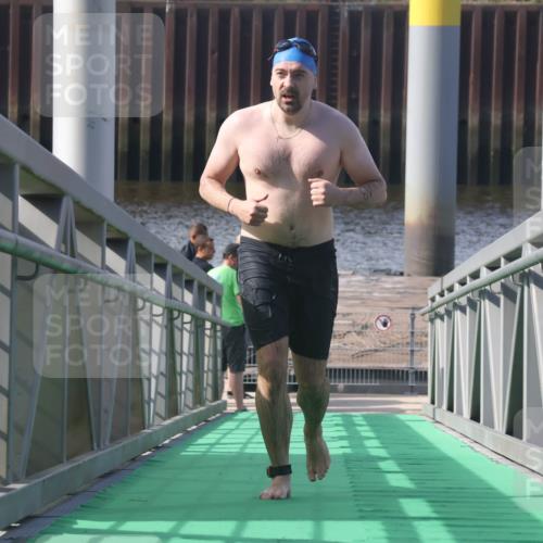 11.08.2024 - GEWOBA Citytriathlon Bremen Lena Gebhardt http://msf.ph/oto/6775402 11.08.2024 10:15:54 Schwimmen  meine-sportfotos.de