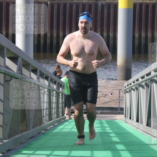 11.08.2024 - GEWOBA Citytriathlon Bremen Lena Gebhardt http://msf.ph/oto/6775403 11.08.2024 10:15:54 Schwimmen  meine-sportfotos.de