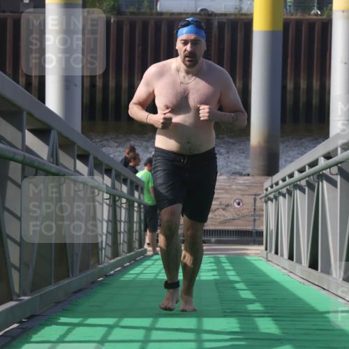 11.08.2024 - GEWOBA Citytriathlon Bremen Lena Gebhardt http://msf.ph/oto/6775404 11.08.2024 10:15:54 Schwimmen  meine-sportfotos.de