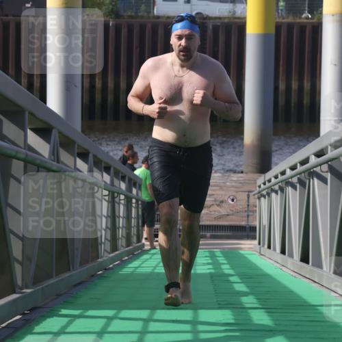 11.08.2024 - GEWOBA Citytriathlon Bremen Lena Gebhardt http://msf.ph/oto/6775405 11.08.2024 10:15:54 Schwimmen  meine-sportfotos.de