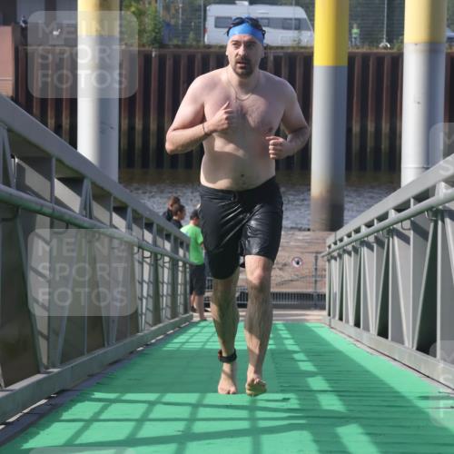 11.08.2024 - GEWOBA Citytriathlon Bremen Lena Gebhardt http://msf.ph/oto/6775407 11.08.2024 10:15:55 Schwimmen  meine-sportfotos.de