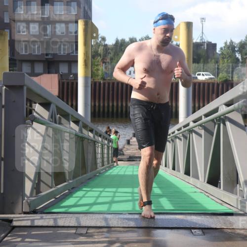 11.08.2024 - GEWOBA Citytriathlon Bremen Lena Gebhardt http://msf.ph/oto/6775411 11.08.2024 10:15:57 Schwimmen  meine-sportfotos.de