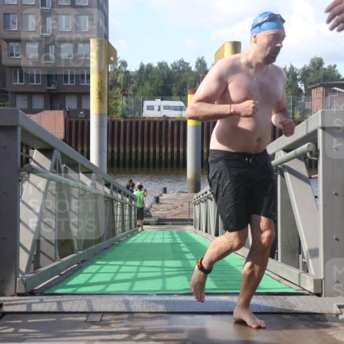 11.08.2024 - GEWOBA Citytriathlon Bremen Lena Gebhardt http://msf.ph/oto/6775412 11.08.2024 10:15:57 Schwimmen  meine-sportfotos.de