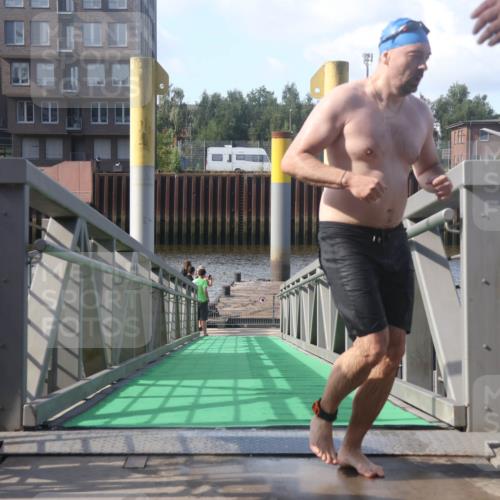 11.08.2024 - GEWOBA Citytriathlon Bremen Lena Gebhardt http://msf.ph/oto/6775413 11.08.2024 10:15:57 Schwimmen  meine-sportfotos.de