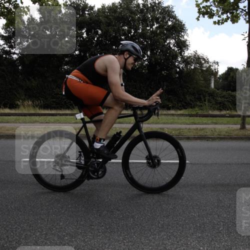 11.08.2024 - GEWOBA Citytriathlon Bremen H.Heesch http://msf.ph/oto/6775485 11.08.2024 11:42:38 Radfahren 857, 877 meine-sportfotos.de